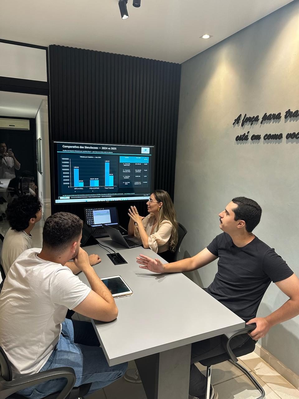 Equipe da Connecta analisando um comparativo tributário na sala de reunião