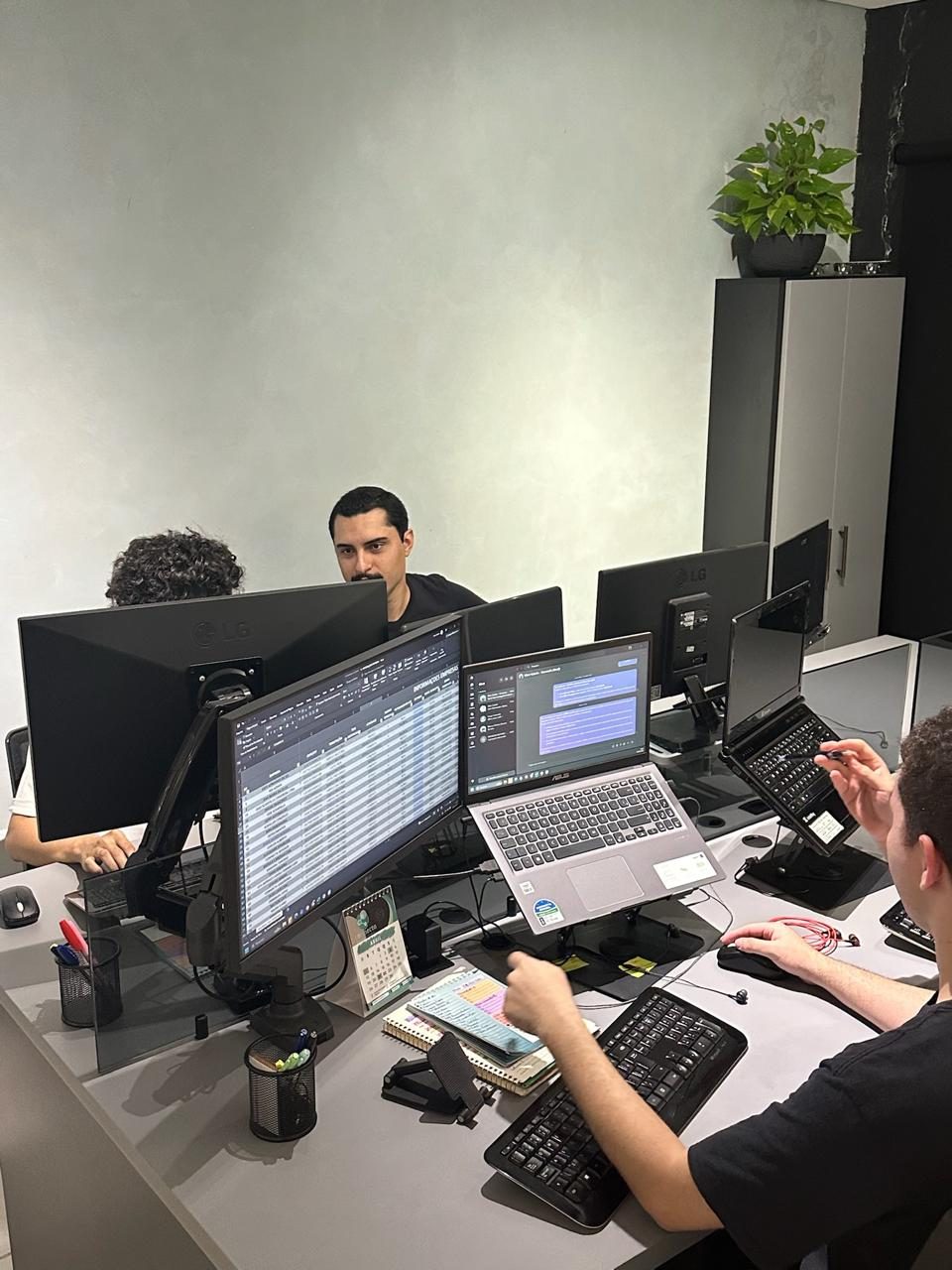 Telas com planilhas e relatórios no escritório da Connecta