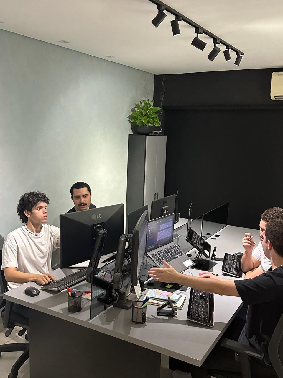 Equipe da Connecta trabalhando na bancada do escritório
