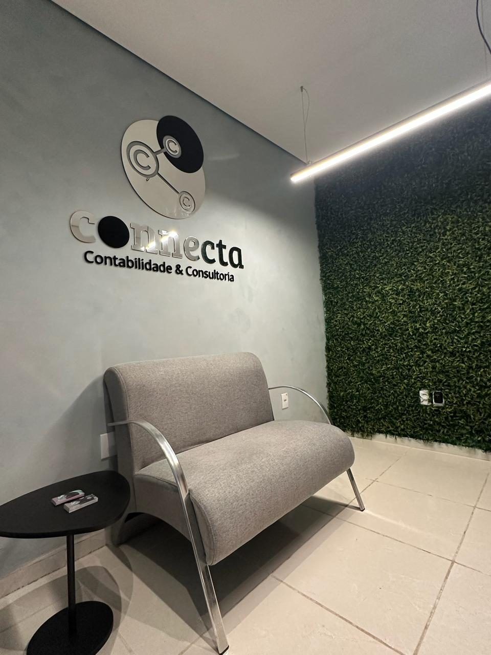 Sala de espera da Connecta com jardim vertical
