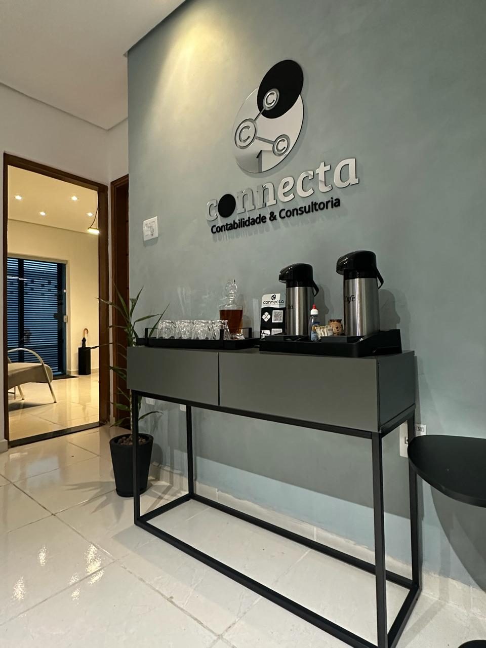 Recepção da Connecta Contabilidade com a logo na parede
